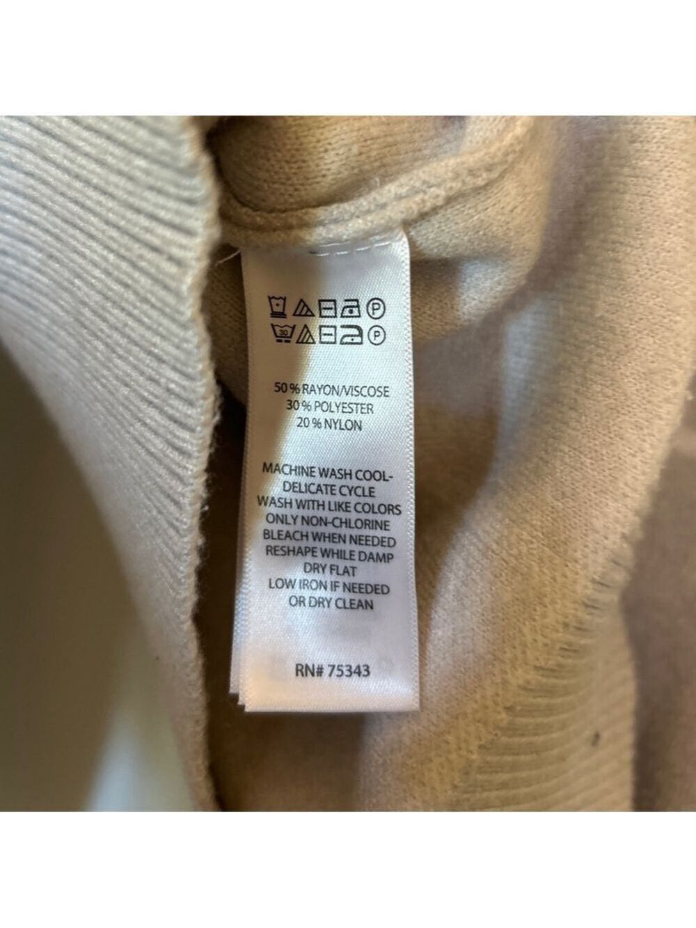 Women's TAHARI Grey & White Plaid V-Neck Sweater L - Picture 5 of 6